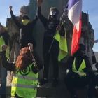 Gilet Gialli, cori e cartelli contro Macron durante la manifestazione a Parigi