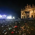 San Giovanni dopo il concertone: rifiuti davanti alla Basilica