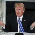 Trump firma i dazi su acciaio e alluminio: entreranno in vigore tra 15 giorni