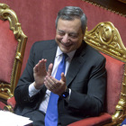Draghi, discorso in Senato interrotto 18 volte da applausi (ma non di Lega e M5s). Ha parlato mezz'ora