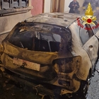 Mercedes distrutta dalle fiamme nella notte. Danni a un'abitazione