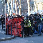 Gilet gialli, ancora scontri nel centro di Parigi: evacuata la spianata degli Invalides, aggredito il filosofo Finkielkraut