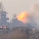 Ucraina, colpita nave russa: le immagini dell'esplosione nel porto