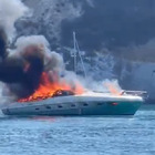 Ponza, incendio su una barca davanti al Frontone. Paura tra i bagnanti