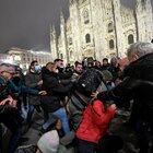 No Green Pass a Milano, corteo verso piazza Duomo: bloccato dalla polizia