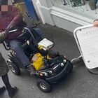 Pensionato sullo scooter per disabili investe e picchia passante sul marciapiede: il video choc
