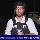 Israele, cadono razzi durante il servizio del Tg1: l'inviato Matteo Alviti interrompe la diretta e scappa VIDEO