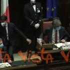 Conte indossa la mascherina, saluta Fico e lascia l'aula della Camera dei Deputati