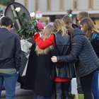 Incidente a Corso Francia, uno striscione e fiori per Gaia e Camilla