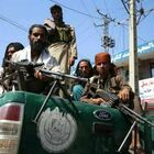 Jalalabad, scontri per la bandiera: i talebani sparano sulla folla