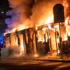 Bus a fuoco, controlli sotto accusa: «Cento mezzi incendiati in due anni»
