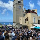 Capri, l'ultimo saluto a Guido Lembo: in piazzetta per i funerali folla e tanti vip come Fiona Swarovski e Della Valle