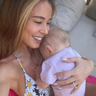 Diletta Leotta in bikini con in braccio la piccola Aria: «Happy weekend»
