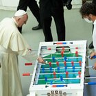 Papa Francesco gioca a biliardino con un fedele dopo l'udienza generale in Vaticano