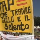 Striscione No Tap a Italia a 5 Stelle: «La questione è ancora aperta»