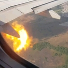 Atterraggio d’emergenza, l’aereo colpisce un uccello in volo e il motore prende fuoco