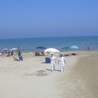 Senigallia, ladri in spiaggia rubano anche le mutande: bagnanti rimangono... nudi