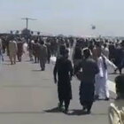 Afghanistan, sulla pista dello scalo di Kabul 17 feriti nella ressa alla disperata ricerca di un aereo