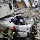 Terremoto in Albania, mamma e tre figli trovati morti sotto le macerie: «Erano a letto abbracciati»