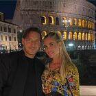 Totti e Ilary, foto davanti al Colosseo: la battuta di Luca Toni scatena i commenti