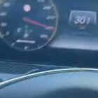 Mercedes a 301 all'ora in autostrada (il limite è 120): mentre guida si filma e pubblica il video su Instagram