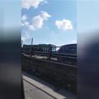 Milano, il video choc della fuga dei bimbi dal bus dirottato