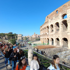 Roma, il Colosseo è gratis: l'assalto dei turisti. «Un km di fila, ne vale la pena». Ma chi lavora è furioso per il caos