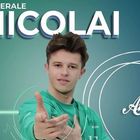 Amici 19, Nicolai provoca l'insegnante Steffens: «Da quanto stai in Italia? Perché non parli italiano?»