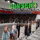 Paris Fashion Week, la sfilata femminista di Dior al grido di "Consenso" dopo la condanna di Weinstein