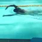 Manuel Bortuzzo, il nuotatore paralizzato alle gambe dopo l'agguato a Roma torna a nuotare in piscina