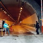 Bus in panne, fumo e paura nel traforo del Monte Bianco: tunnel chiuso, evacuati in 67