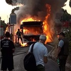 Un altro bus prende fuoco: l'incendio choc in periferia