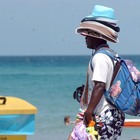 Salvini annuncia: «Via gli ambulanti di colore dalle spiagge»