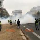 Violenta manifestazione 'gilet gialli' a Parigi, scontri e lancio di lacrimogeni all'Arco di Trionfo
