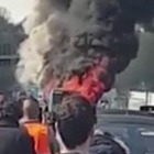 Milano, autista dà fuoco a bus studenti, «i prof costretti a legare i bambini con le fascette»