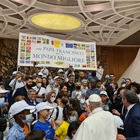 Papa Francesco riceve gli operatori del centro di accoglienza Mondo Migliore di Rocca di Papa, sfrattati dai frati oblati