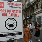 Boom di contagi in Francia, a Parigi con la mascherina. Spagna più infetta d'Europa