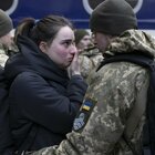 Ucraina, la denuncia di una donna: «I soldati russi hanno ucciso mio marito, poi mi hanno violentato»