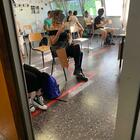Scuola, a Roma per un mese in classe senza banchi: «Consegne in ritardo»