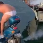 Balotelli e i 2mila euro per lo scooter in mare. SuperMario rischia grosso: indagine della Guardia Costiera