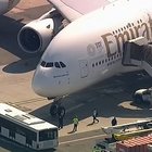 Cento passeggeri si sentono male: quarantena al JFK di New York per un volo da Dubai