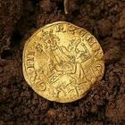 Scopre con il metal detector una moneta d'oro di re Enrico III