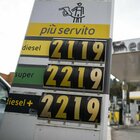 Aumenti carburanti: anche il diesel in self sopra 2 euro al litro