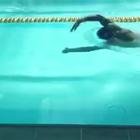 Manuel Bortuzzo torna a nuotare in piscina in grande stile
