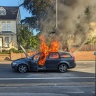 L'auto esplode all'improvviso e prende fuoco, bimba di un anno salva per miracolo: genitori sotto choc
