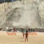 Sicilia, frana un costone di roccia alla spiaggia di Marianello, paura tra i bagnanti: «Scappiamo»