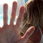 Donna di 40 anni violentata dal fisioterapista durante il massaggio a Milano: le urla e la fuga