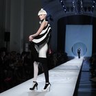 Psichedelica in bianco e nero, a Parigi sfila l'Haute Couture di Jean Paul Gaultier