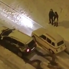 L'auto del 1960 umilia sulla neve quella del 2010 e il video diventa virale