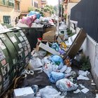 Roma, tra cumuli in putrefazione l’emergenza lunga un mese